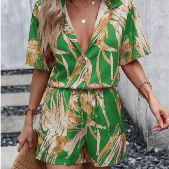 SHEIN | 2 Piece Set Green and Cream Top with Matching ShortsSize Medium - Picture 1 of 8